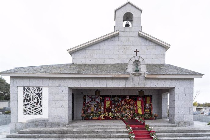 El panteón de la familia Franco, engalanado con flores y banderas de España, en el cementerio de Mingorrubio, a 20 de noviembre de 2021, en El Pardo, Madrid (España). Partidos políticos y asociaciones nostálgicas del franquismo conmemoran el 46 aniversa
