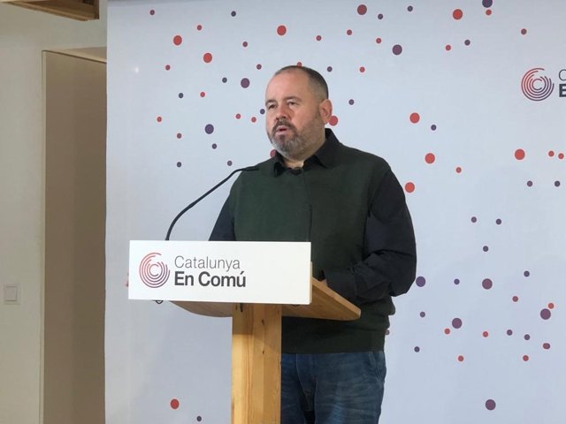 El portavoz de los comuns y diputado en el Congreso, Joan Mena, en rueda de prensa a 13 de diciembre de 2021