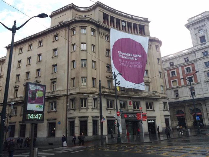 Archivo - Cartel en Bilbao contra la violencia de género