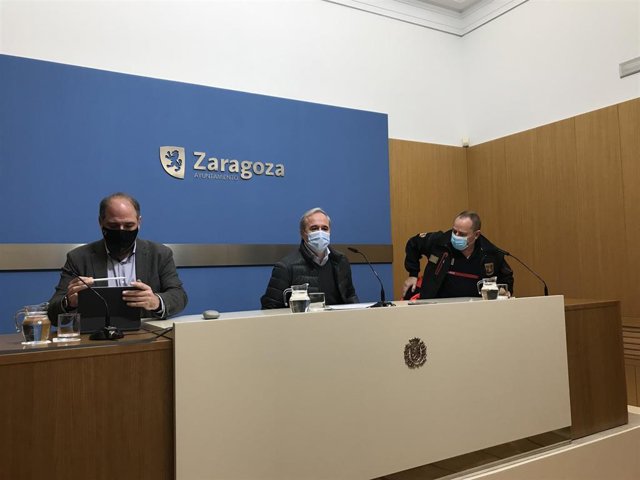 El alcalde de Zaragoza, Jorge Azcón, en rueda de prensa tras mantener una reunión en el centro de coordinación de emergencias por lla crecida del Ebro