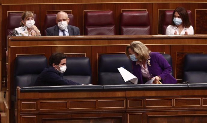 Archivo - La vicepresidenta Tercera del Gobierno, Nadia Calviño (i), y el diputado del PSOE Pedro Casares durante una sesión plenaria en el Congreso