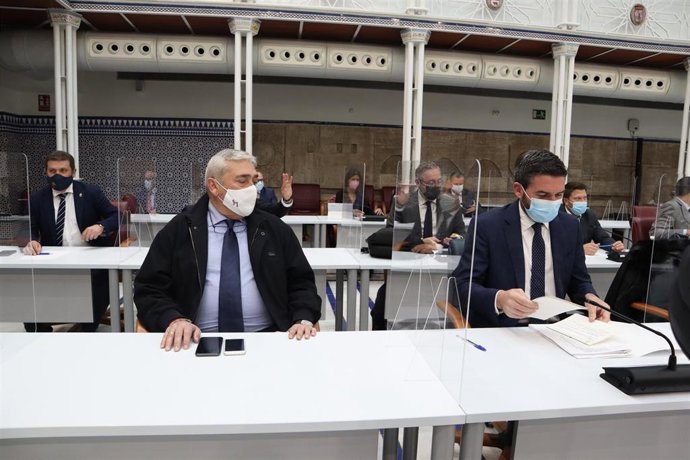 El portavoz liberal, Francisco Álvarez, a la izquierda, junto a Luengo