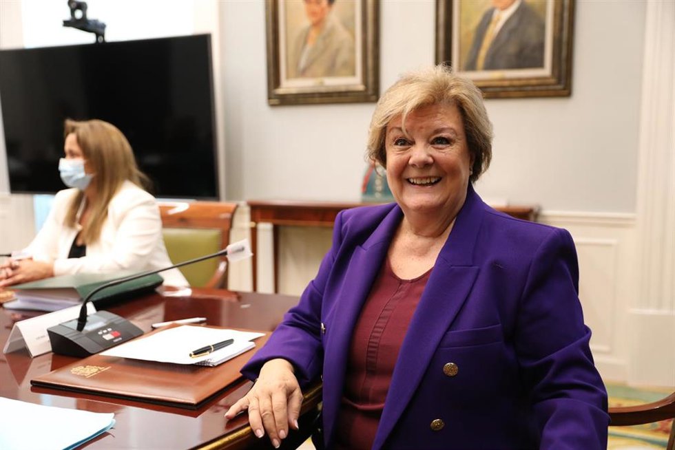 La nueva presidenta del Tribunal de Cuentas, Enriqueta Chicano Jávega, posa a la cámara en un pleno ordinario, en el Tribunal de Cuentas.