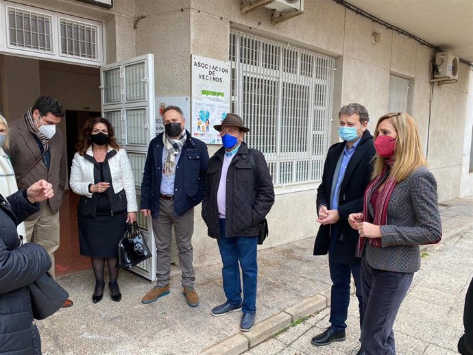Los concejales Pilar Torres y Marco Antonio Fernández, durante la visita