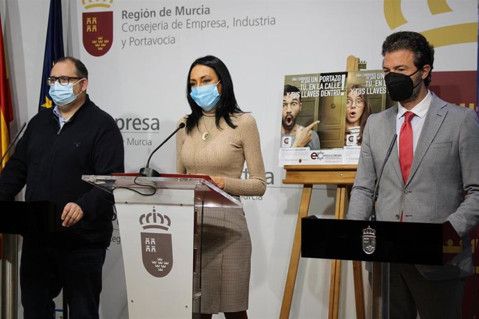 La consejera Valle Miguélez, quien presentó junto con el presidente de Fremm, Alfonso Hernández, y el  presidente del Gremio Regional de Fachadas Ligeras y Cerrajerías, Francisco Manuel Martínez, el distintivo 'Empresa de Confianza'.