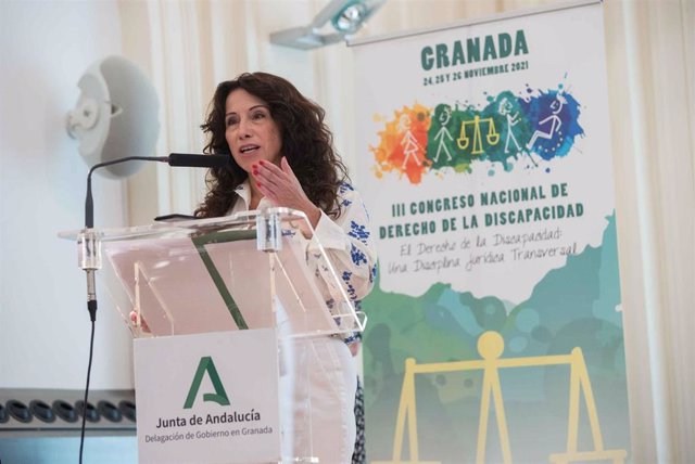 Archivo - La consejera de Igualdad, Políticas Sociales y Conciliación, Rocío Ruiz, en un acto en Granada, en imagen de archivo