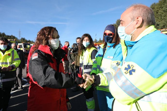 La presidenta de la Comunidad de Madrid, Isabel Díaz Ayuso, saluda a varios trabajadores de emergencias a su llegada al dispositivo del Plan de Inclemencias Invernales, a 13 de diciembre de 2021, en el Puerto de Cotos, Rascafría, Madrid, (España). El pl