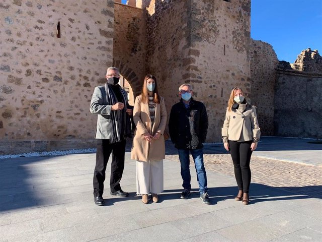El presidente del PP de Teruel, Joaquín Juste, la secretaria general, Yolanda Sevilla, y el senador, Manuel Blasco, visitan Manzanera, una localidad que ha estado sin servicio telefónico 19 días.
