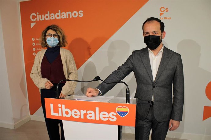 El portavoz parlamentario, Pablo Baena, y la concejala Rocío Fernández