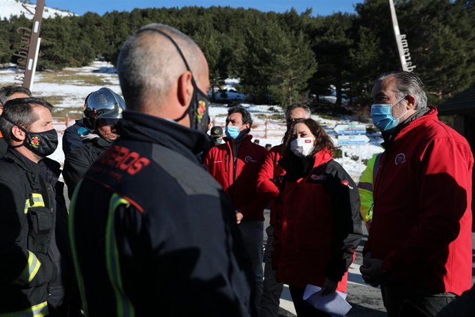 La presidenta de la Comunidad de Madrid, Isabel Díaz Ayuso y el consejero de la Presidencia, Enrique López, durante el dispositivo del Plan de Inclemencias Invernales