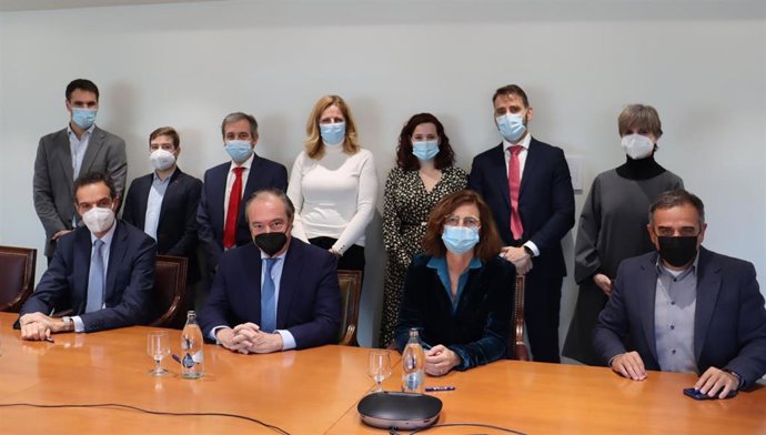 Momento de la firma del acuerdo entre Fundación Telefónica, CEOE, Astic y Confebús