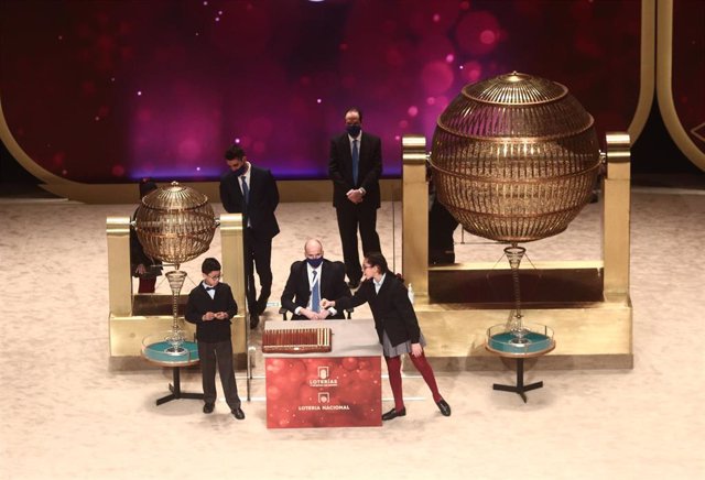 Archivo - Dos de los niños de la residencia de San Ildefonso cantan alguno de los premios durante la celebración del Sorteo Extraordinario de la Lotería de Navidad 2020 en el Teatro Real de Madrid (España), a 22 de diciembre de 2020.