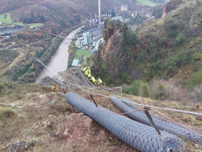 Trabajos en el argayo de Soto de la Barca.