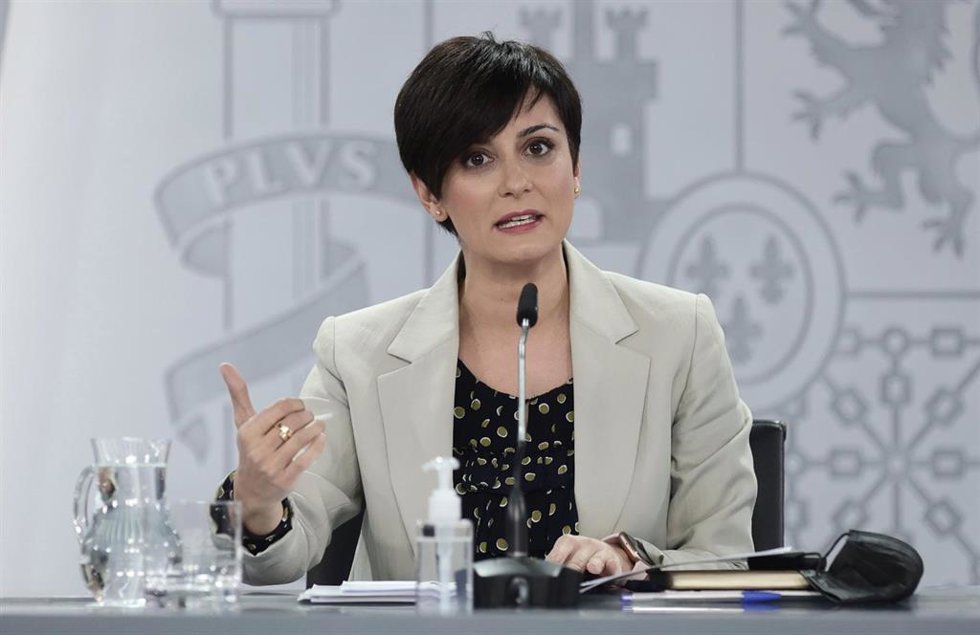 La ministra de Política Territorial y portavoz del Gobierno, Isabel Rodríguez, comparece en una rueda de prensa posterior a una reunión del Consejo de Ministros, en el complejo de la Moncloa, a 10 de diciembre de 2021, en Madrid (España). 