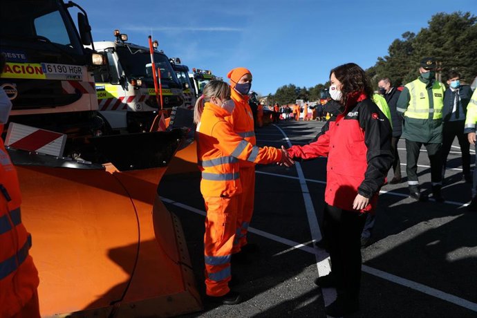 La presidenta de la Comunidad de Madrid, Isabel Díaz Ayuso, saluda a su llegada al dispositivo del Plan de Inclemencias Invernales, a 13 de diciembre de 2021, en el Puerto de Cotos, Rascafría, Madrid, (España). El plan ha sido puesto en marcha por el Go