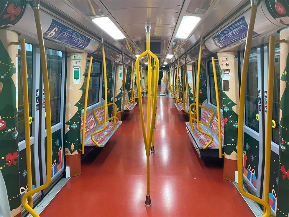 Un tren vinilado e iluminado lleva desde hoy la Navidad a Metro de Madrid con personajes de estas fiestas y villancicos