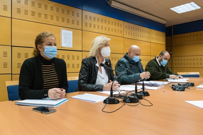 La consejera de Educación y Formación Profesional, Marina Lombó, preside la reunión de la Junta de Personal Docente