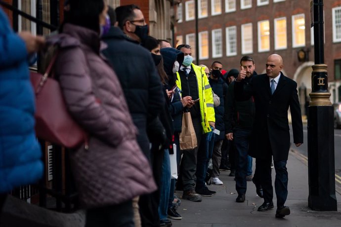 02 December 2021, United Kingdom, London: UK Health Secretary Sajid Javid gives a thumbs up as he arrives for a visit to Abbey vaccine centre in central London. Photo: Aaron Chown/PA Wire/dpa