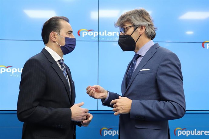 El secretario general de Sectorial y Desarrollo Económico del PPRM, Luis Marín, junto con el vicesecretario general de Participación del PPRM, Víctor López