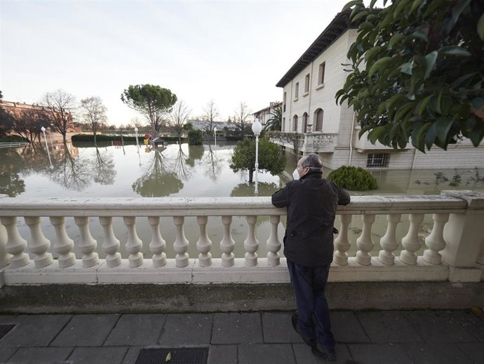 Una persona del vecindario observa una de las calles inundadas, a 12 de diciembre de 2021, en San Adrián.
