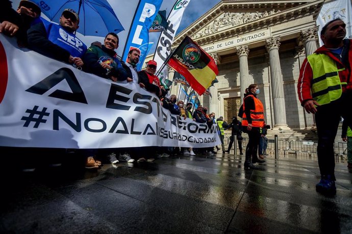 Pancarta frente al Congreso de los Diputados en la manifestación policial contra la reforma de la Ley de Seguridad Ciudadana