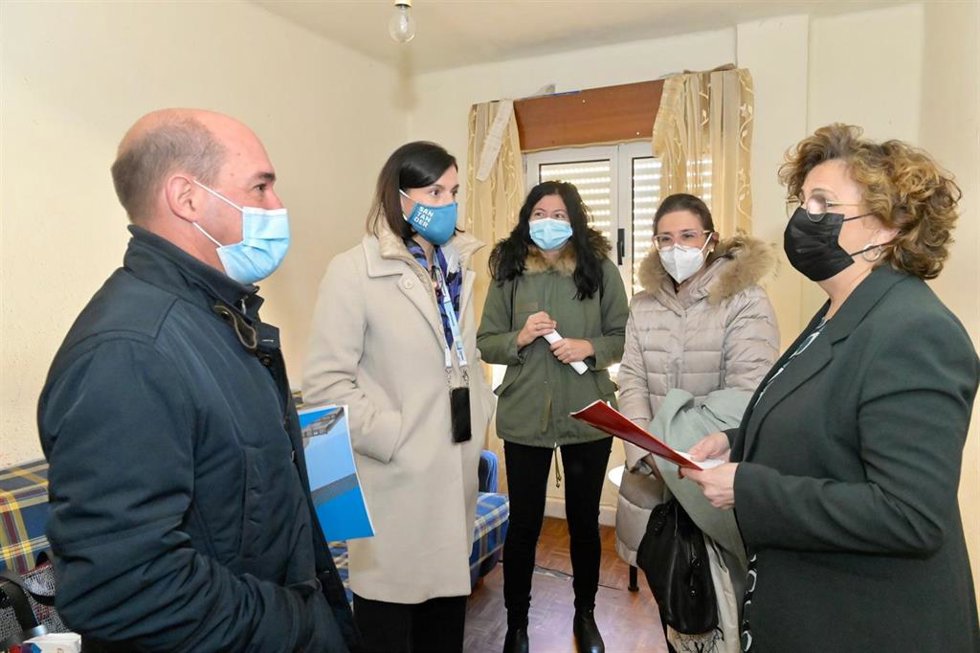Visita de la alcaldesa a uno de los pisos de Cáritas