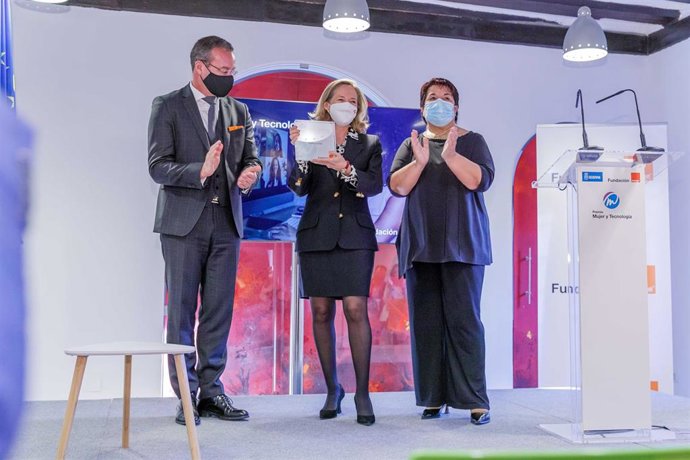 De izquierda a derecha: el consejero delegado de Orange España Jean-Franois Fallacher; la vicepresidenta; Nadia Calviño; y la alcaldesa de Segovia, Clara Luquero