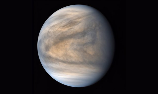 Imagen en falso color de la cubierta de nubes sulfurosas de Venus utilizando dos canales ultravioleta de Akatsuki, el PLANET-C japonés y el Venus Climate Orbiter, que resalta la turbulencia convectiva de las regiones tropicales del planeta.