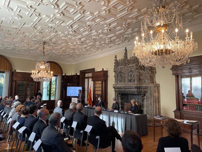 La consellera de Justícia de la Generalitat, Lourdes Ciuró; la presidenta del Consell de l'Advocacia Catalana (Cicac), M. Eugnia Gay i el secretari de Política Lingüística de la Conselleria de Cultura, Francesc Xavier Vila