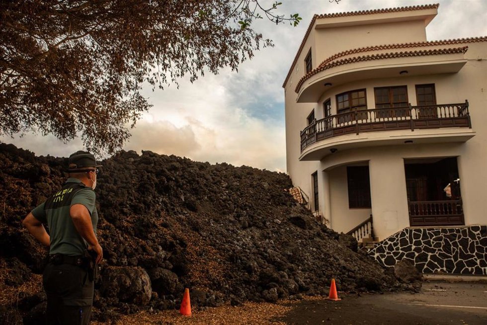 La lava del volcán de cumbre vieja llega a una casa del municipio de La Laguna, a 17 de noviembre de 2021, en La Palma, Santa Cruz de Tenerife, Canarias (España). Las 65 personas de los medios de comunicación han visitado la zona de exclusión en un conv