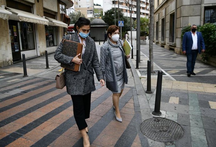 La delegada del gobierno de Ceuta, Salvadora Mateos (d), a su llegada este lunes al Palacio de la Justicia de Ceuta