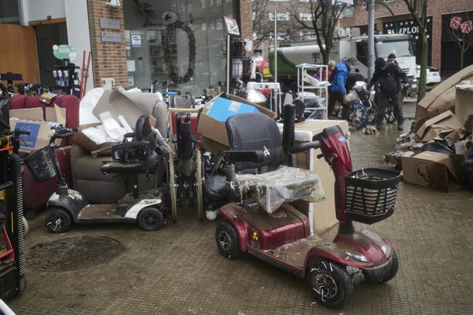 Objetos y muebles empapados tras la crecida del río Arga, en el barrio de Rochapea.