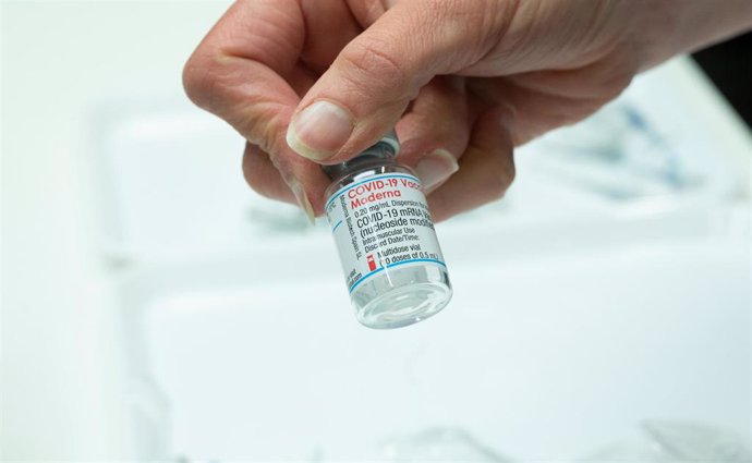 Archivo - FILED - 29 September 2021, Baden-Wuerttemberg, Stuttgart: A medic holds a vile of the Moderna anti-coronavirus vaccine at the Robert Bosch Hospital vaccination centre.