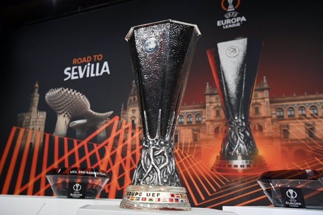 Trofeo de la UEFA Liga Europa, cuya final de la temporada 2021/22 será en el Estadio Ramón Sánchez-Pizjuán de Sevilla