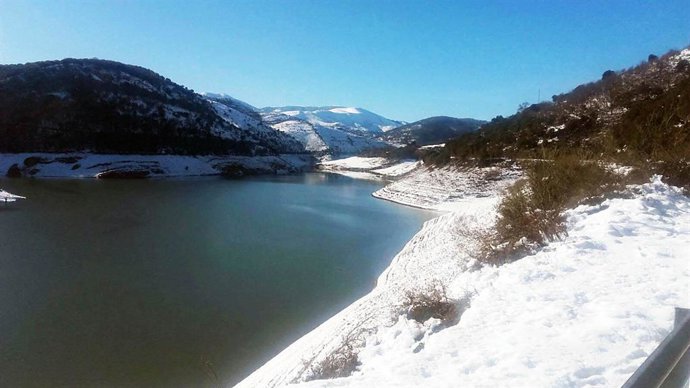 Archivo - Embalse de Mansilla con nieve