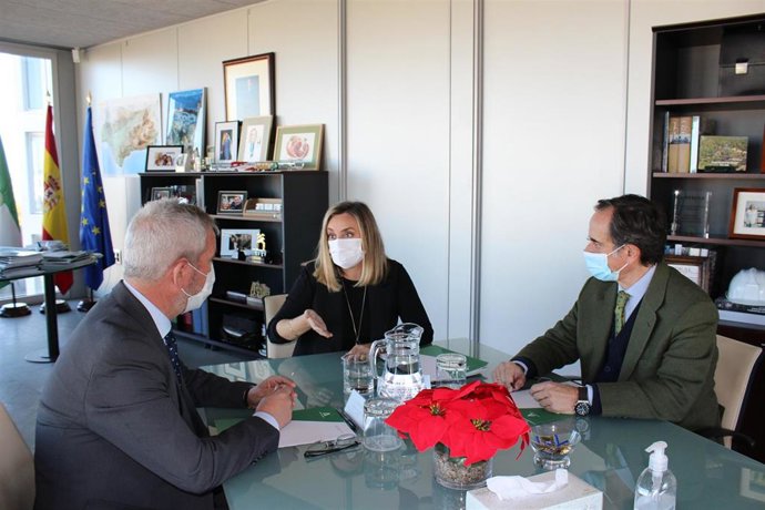 La consejera de Fomento, Infraestructuras y Ordenación del Territorio, Marifrán Carazo, se reúne con la Plataforma por las Infraestructuras de la Costa Tropical de Granada.