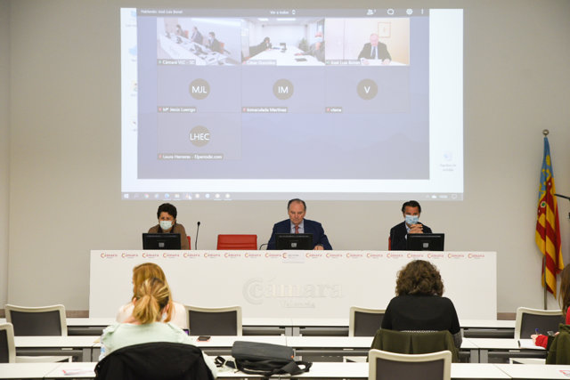 (I-D) La secretaria de cámara València, Ana Encabo; el presidente de Cámara Valencia, José Vicente Morata y el director de cámara de Valencia, Jorge Linares, durante la presentación del 'Estudio sobre clima empresarial en la Comunidad Valenciana', 