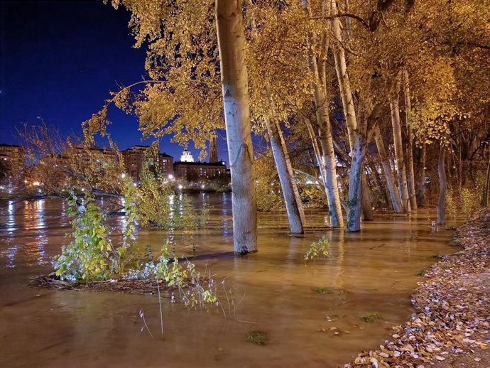 El Ebro ha alcanzado 1.709 metros cúbicos por segundo en la ciudad de Zaragoza