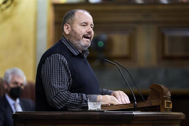 El portavoz de En Comú Podem, Joan Mena, interviene en una sesión plenaria en el Congreso de los Diputados, a 23 de noviembre de 2021, en Madrid, (España).