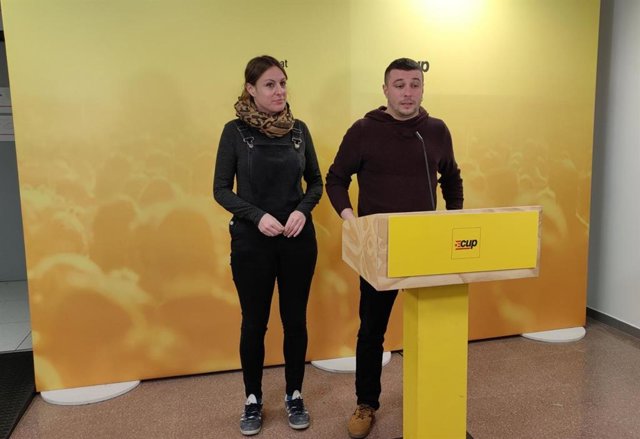 El portavoz del Secretariado Nacional de la CUP, Edgar Fernàndez, y la portavoz 'cupaire' en el Congreso, Mireia Vehí, en rueda de prensa