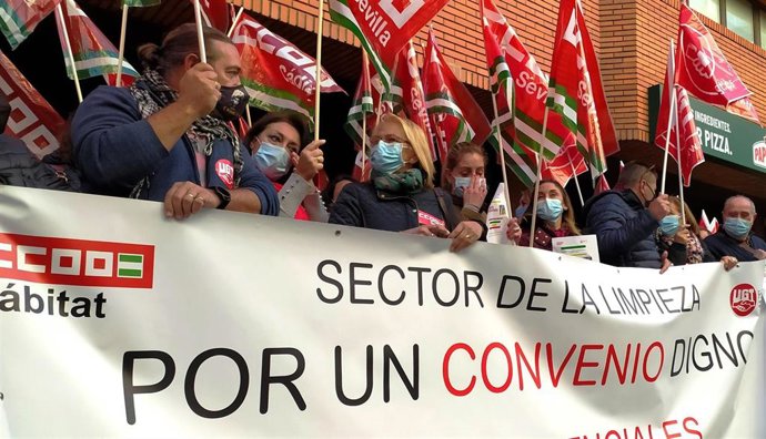 Concentración de delegados de CCOO y UGT a las puertas de Clece en Sevilla para exigir un nuevo colectivo colectivo en el sector de la limpieza.