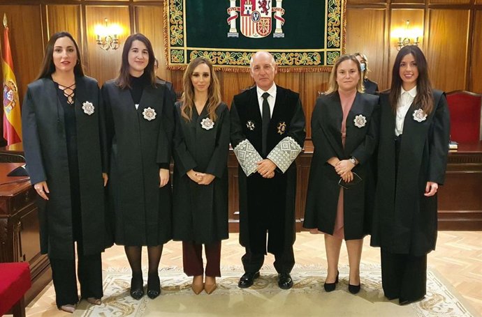 El presidente del TSJCLM, Vicente Rouco, junto a las cinco nuevas juezas designadas en la región