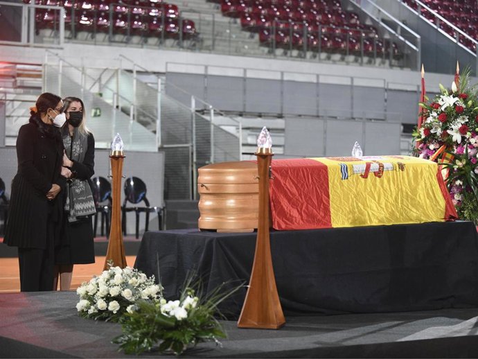 Claudia Rodríguez y Bárbara Santana, frente al féretro de Manolo Santana
