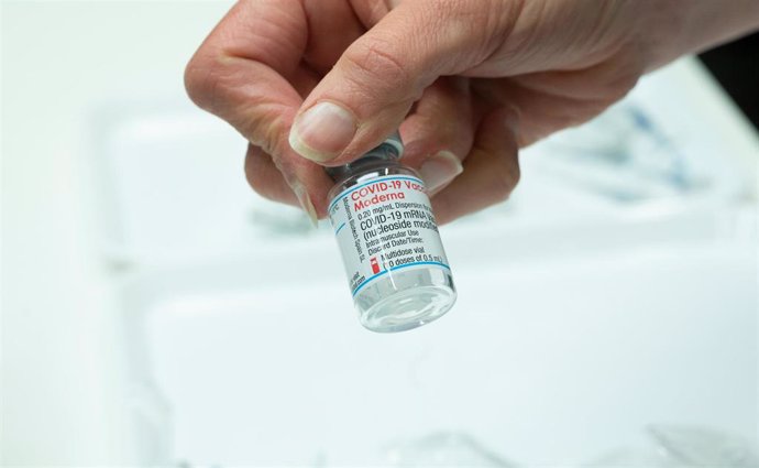 Archivo - FILED - 29 September 2021, Baden-Wuerttemberg, Stuttgart: A medic holds a vile of the Moderna anti-coronavirus vaccine at the Robert Bosch Hospital vaccination centre. US vaccine manufacturer Moderna has announced plans to produce mRNA vaccine