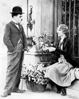 Charles Chaplin en una de sus películas