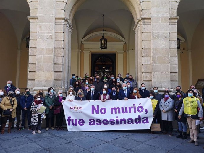 Concentración ante el Ayuntamiento hispalense por el último crimen de violencia machista
