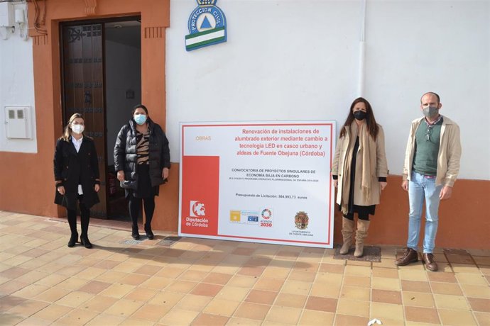 La vicepresidenta primera y delegada de Asistencia Económica a Municipios y Mancomunidades de la Diputación de Córdoba, Dolores Amo (segunda por la izda.), en su visita a Fuente Obejuna.