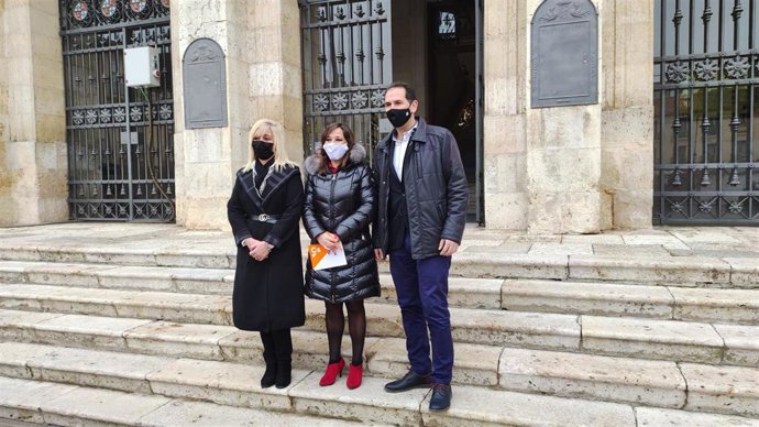 Villarroel (C) junto al alcalde de Palencia (D) y la concejal en las escalinatas del Ayuntamiento.