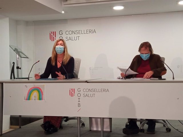 La consellera de Salud y Consumo, Patricia Gómez, y la directora asistencia, Eugènia Carandell.