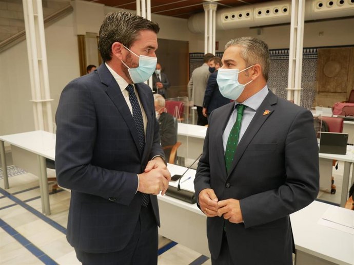 El diputado regional del PP, Jesús Cano, charla con el consejero Antonio Luengo